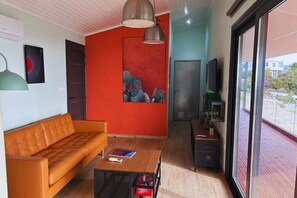 Smart TV, books, stereo