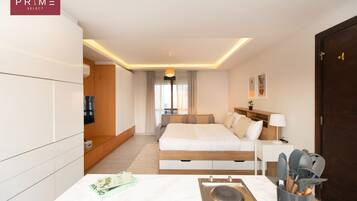 Deluxe Studio | 2 bedrooms, in-room safe, iron/ironing board, free WiFi