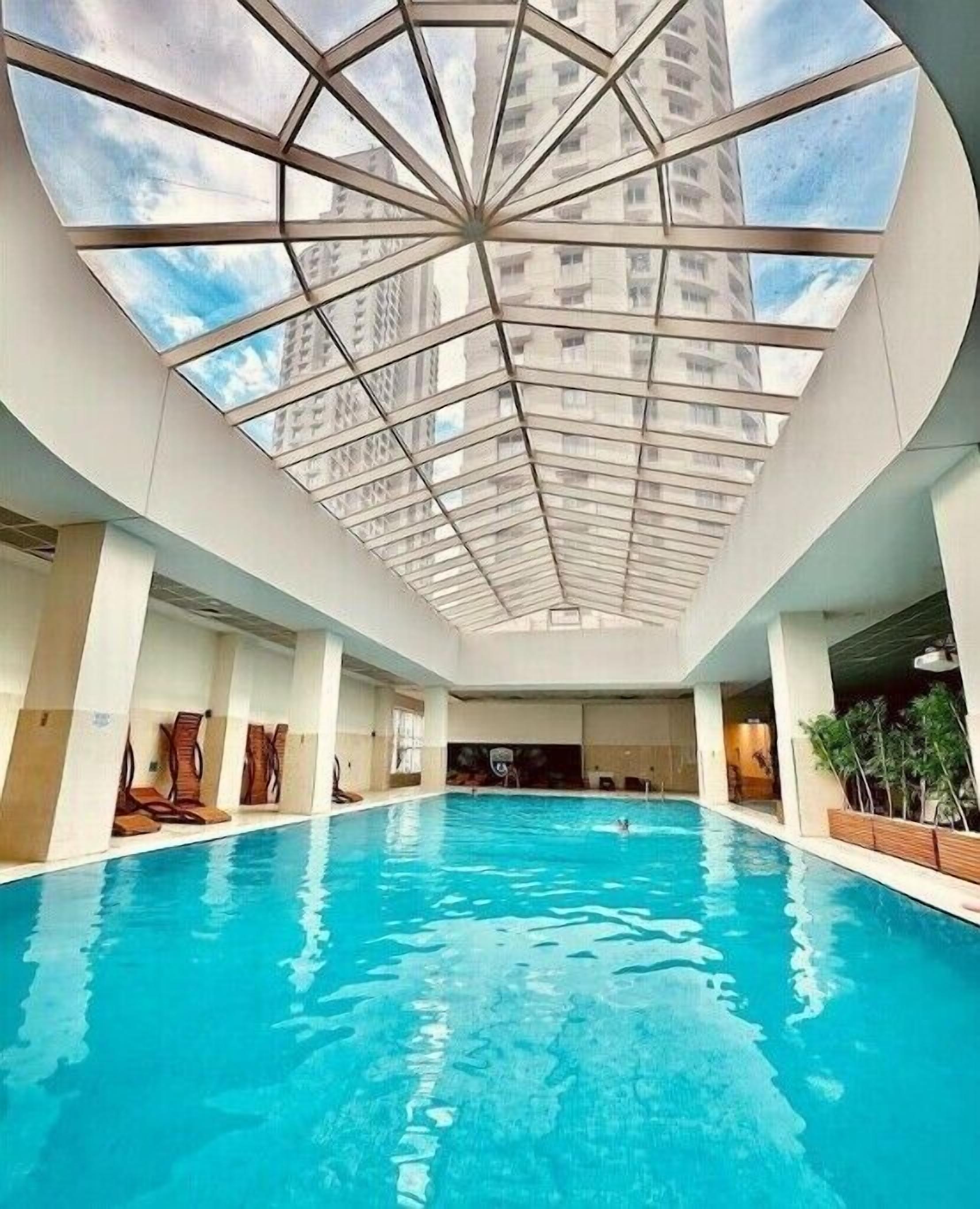 Alberca techada y alberca climatizada