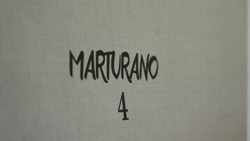 Ein Detailaufnahme einer Wand mit dem Schriftzug 'MARTURANO 4'.