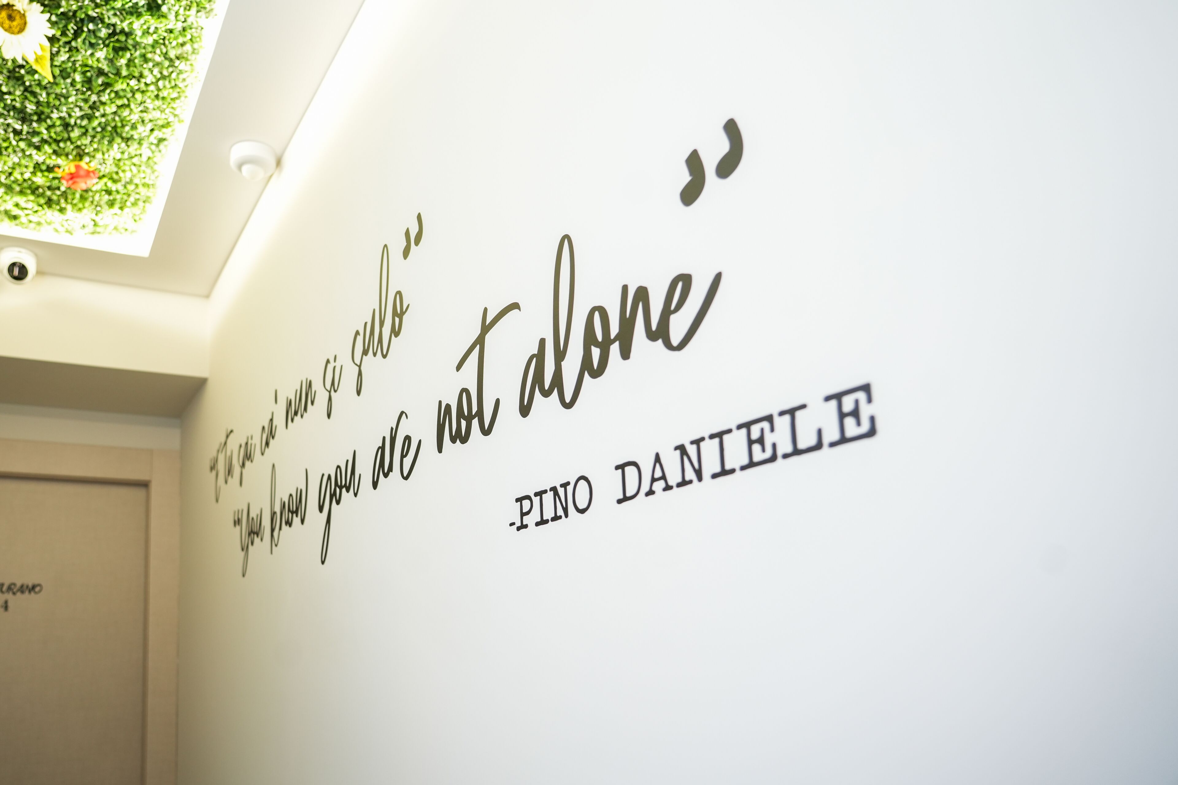 Un mur orné d’une citation de Pino Daniele.