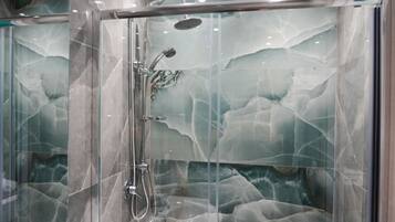 Gallery-Doppel- oder -Zweibettzimmer (Napul'é) | Badezimmer | Dusche, Regendusche, kostenlose Toilettenartikel, Haartrockner