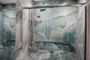 Kamar Double atau Twin Galeri (Napul'é) | Kamar mandi | Shower, pancuran hujan, perlengkapan mandi gratis, dan pengering rambut