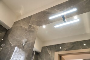 Design-Doppel- oder -Zweibettzimmer (Marturano) | Badezimmer | Dusche, Regendusche, kostenlose Toilettenartikel, Haartrockner