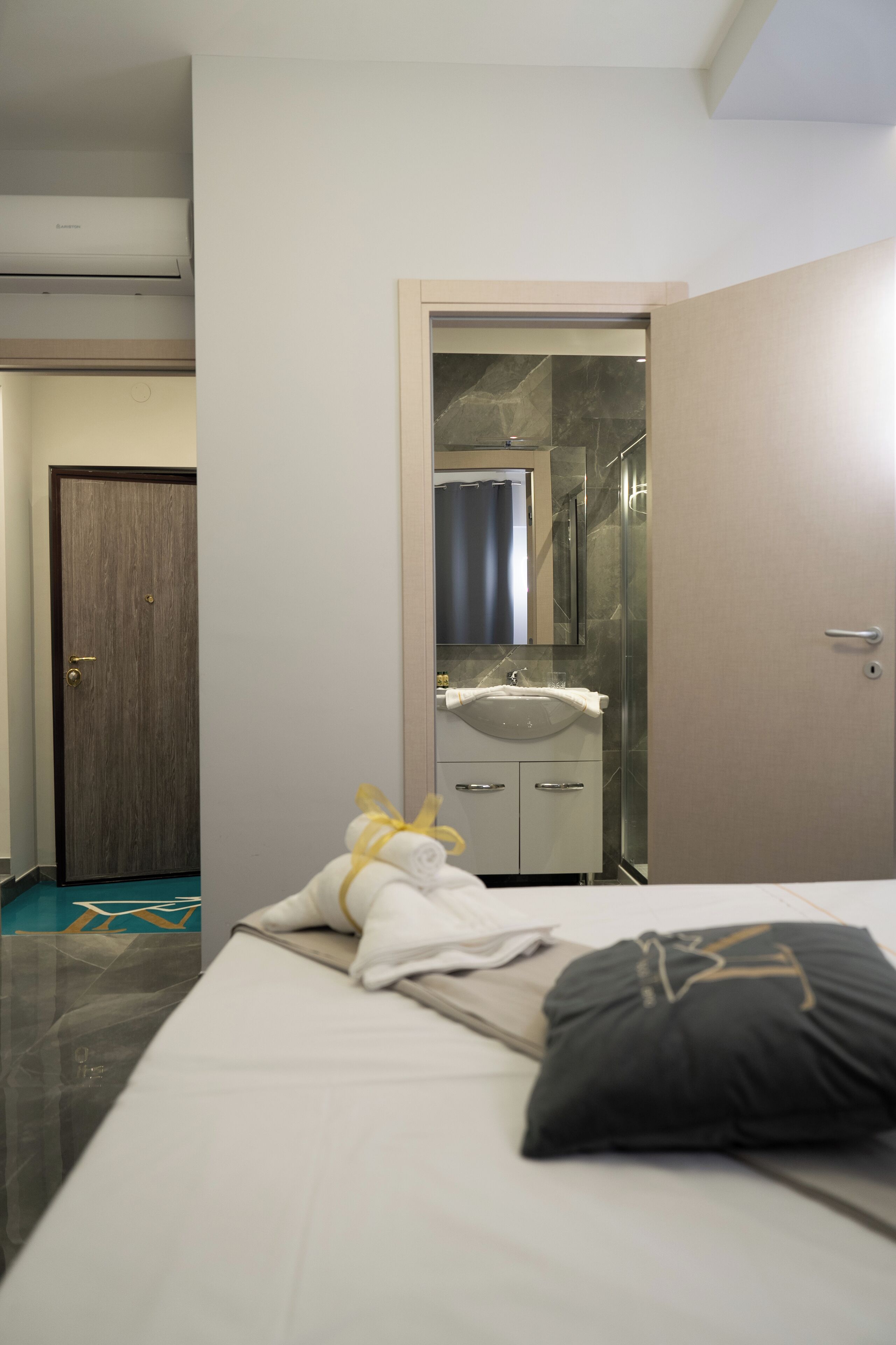 Photo - Napolitano Rooms - CENTRAL STATION