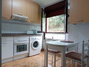 Fridge, microwave, oven, stovetop - Rinconín, Estudio a 900m de la Playa y a 500m del Centro (Llanes)