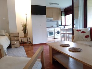 Iron/ironing board, bed sheets - Rinconín, Estudio a 900m de la Playa y a 500m del Centro (Llanes)