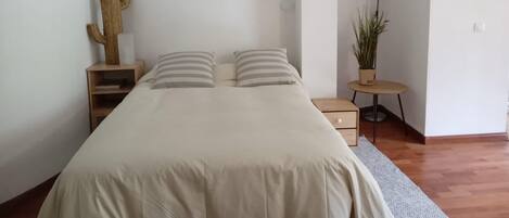 Iron/ironing board, bed sheets