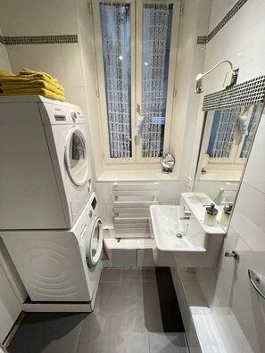 Douche, sèche-cheveux, serviettes fournies, savon