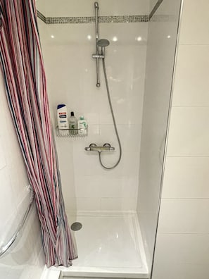 Douche, sĂšche-cheveux, serviettes fournies, savon