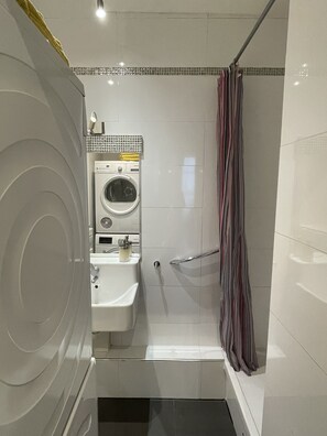 Dusche, Haartrockner, Handtücher, Seife