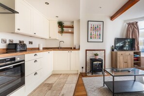 Casa básica, varias camas | Cocina privada | Refrigerador, microondas, horno y parrilla de estufa 