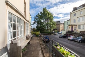 Basic House, Multiple Beds | Parking - Bright & Quirky 3BD Home - Wellington Terrace! (Bristol)