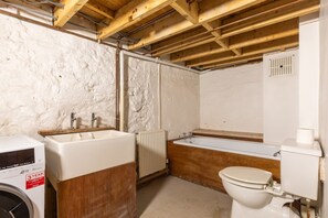 Casa básica, varias camas | Baño | Tina, secadora de cabello, toallas, jabón 
