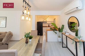 Standard-Apartment, 2 Schlafzimmer | Wohnbereich