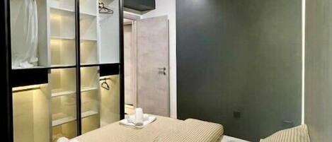 2 bedrooms, in-room safe, desk, iron/ironing board