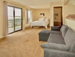 2 bedrooms, iron/ironing board, travel cot, free WiFi - Winter Coastal Europe Escape. Hot Tub. Relaxing 209 (Blaine)