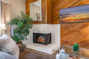 Smart TV y chimenea