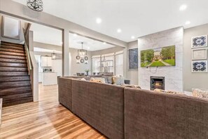 TV - Great Detroit Duplex (Detroit)