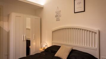 1 dormitorio, caja fuerte, tabla de planchar con plancha y cuna de viaje