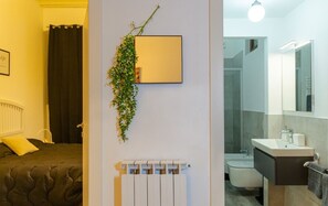 Chuveiro, secador de cabelo, bidê, toalhas de banho