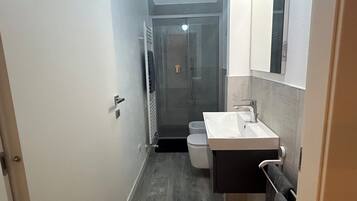 Dusche, Haartrockner, Bidet, Handtücher