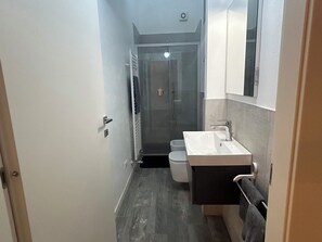 Bruser, hårtørrer, bidet, håndklæder
