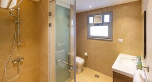A bathroom with a glass-enclosed shower, a toilet, and a sink with a mirror. - Prime Select Gamet El Dowal (Giza)