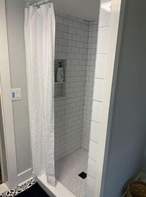 Een douche, shampoo