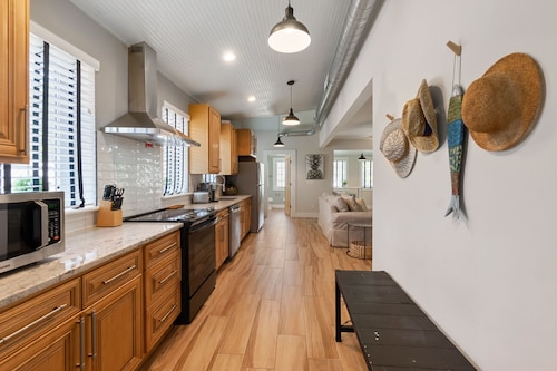 9 Sevilla Street - Heart of Downtown 2nd Floor Apartment - Pet Friendly
