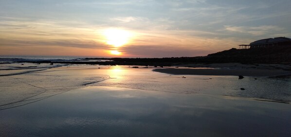 على الشاطئ، رمال بيضاء، كراسي للتشمس، ركوب قوارب الكاياك