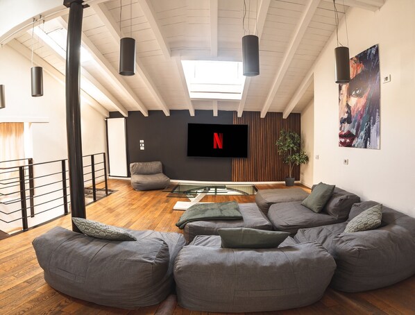 Smart TV, fireplace