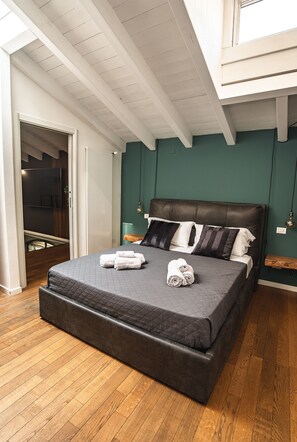 2 bedrooms, desk, iron/ironing board, travel crib