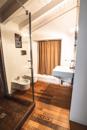 Bruser, hårtørrer, bidet, håndklæder