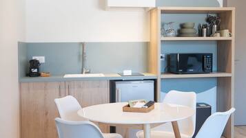 Familienapartment, 1 Queen-Bett und Schlafsofa, Blick auf den Innenhof | Eigene Küche | Kühlschrank, Mikrowelle, Ofen, Herdplatte