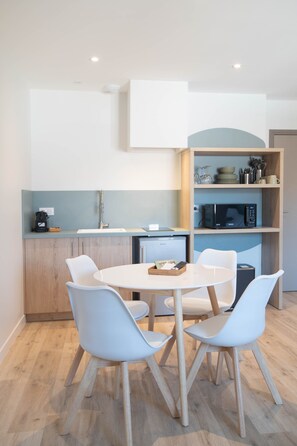 Family Apartment, 1 Queen Bed with Sofa bed, Courtyard View | Private kitchen | Fridge, microwave, oven, stovetop - Logis les Cepages-Restaurant le Raisin (Pont-de-Vaux)