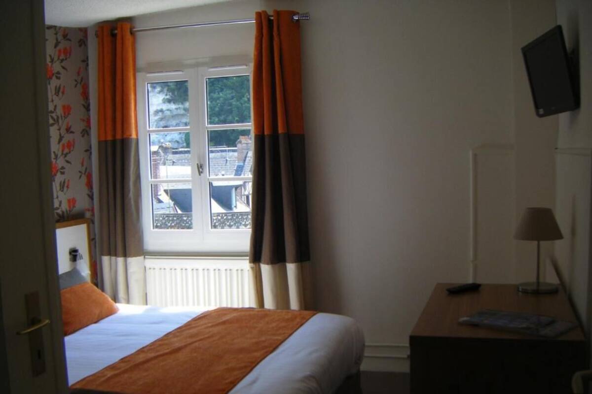 WiFi (free), bed sheets