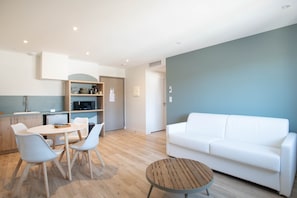 Appartement Familial, 1 grand lit et 1 canapé-lit, vue cour intérieure | Coin séjour | TV connectée de 32 pouces avec chaînes numériques
