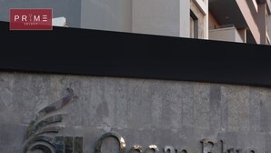Ein Gebäudeschild mit dem Schriftzug "Ocean Blue" und einem Logo darüber.