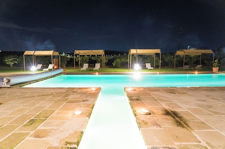 Alberca al aire libre, acceso de 09:00 a 22:30, y camastros