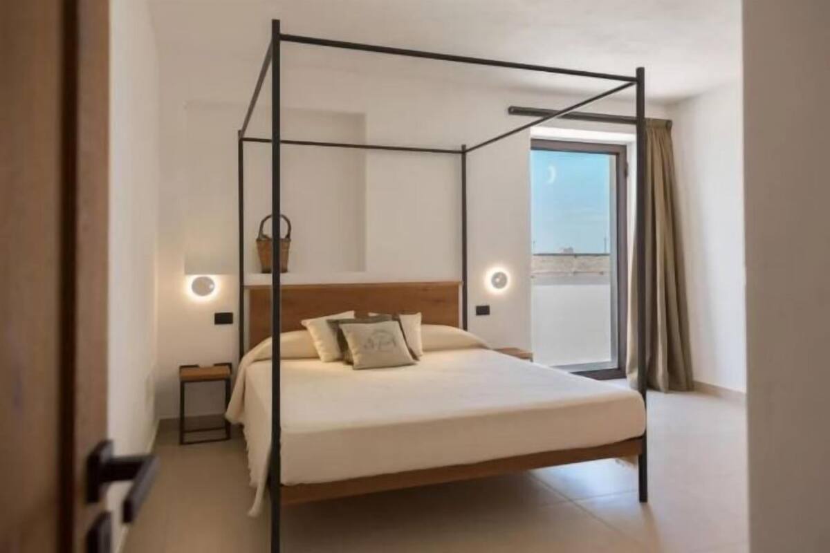 1 bedroom, premium bedding, minibar, in-room safe