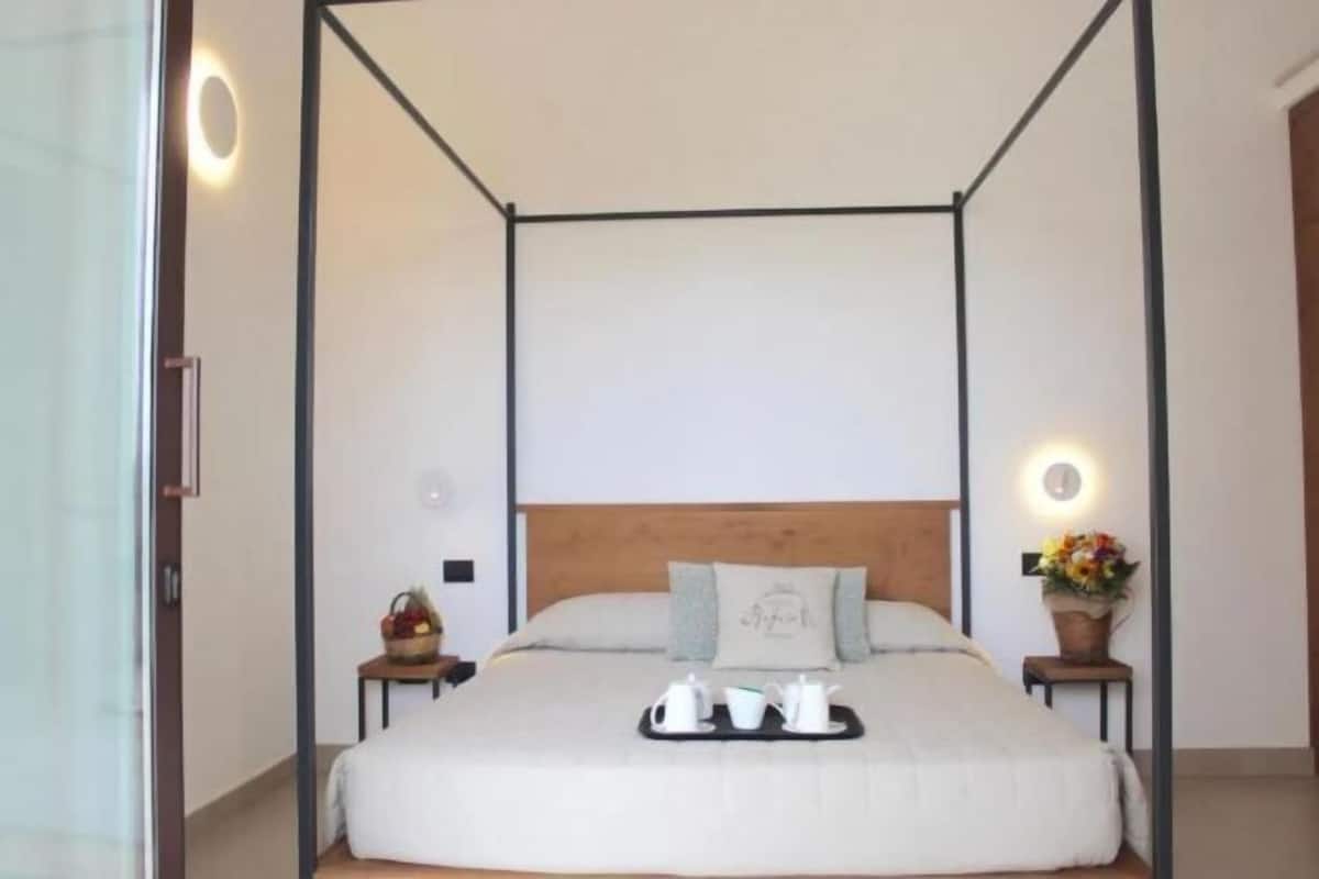 1 bedroom, premium bedding, minibar, in-room safe