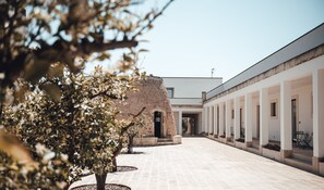 Courtyard - Masseria Rifisa AgriResort (Caprarica di Lecce)