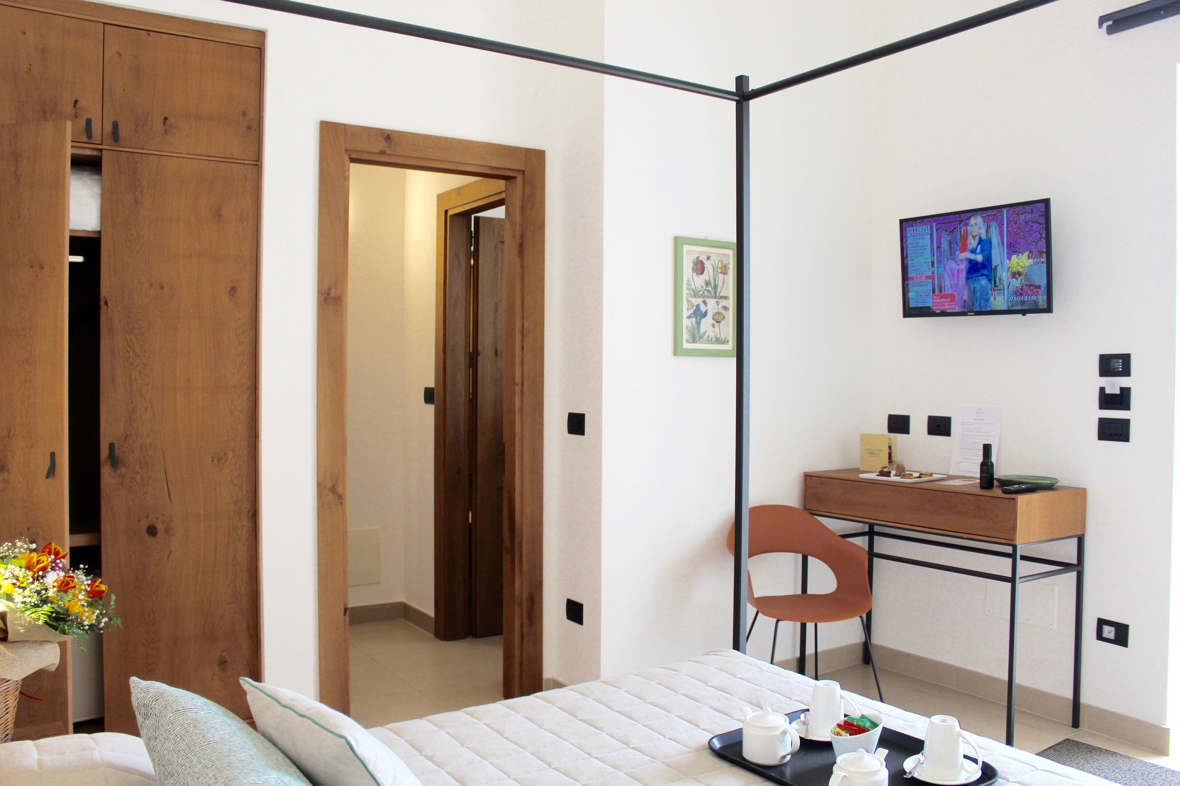 Camera matrimoniale standard | Sengetøy av topp kvalitet, minibar, safe på rommet og skrivebord