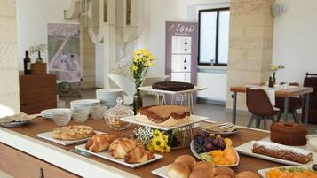 Tägliches Frühstücksbuffet (20 EUR pro Person)