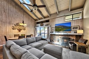 智能電視、壁爐、DVD 播放機