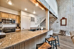 雪櫃、微波爐、焗爐、爐具