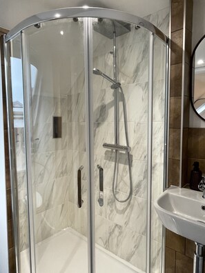 Towels, soap, toilet paper - Prime location by the beach and New Forest  4 bedroom, 3 bathrooms (Highcliffe)