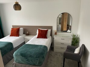 4 bedrooms, iron/ironing board, travel cot, free WiFi - Prime location by the beach and New Forest  4 bedroom, 3 bathrooms (Highcliffe)