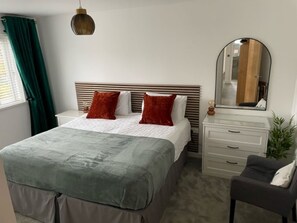 4 dormitorios, tabla de planchar con plancha, cuna de viaje